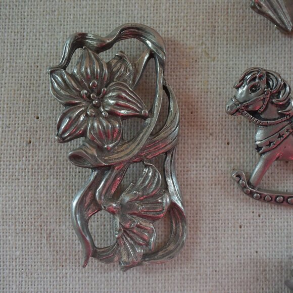 8 Vintage Pewter Brooches & Pins - Picture 4 of 13